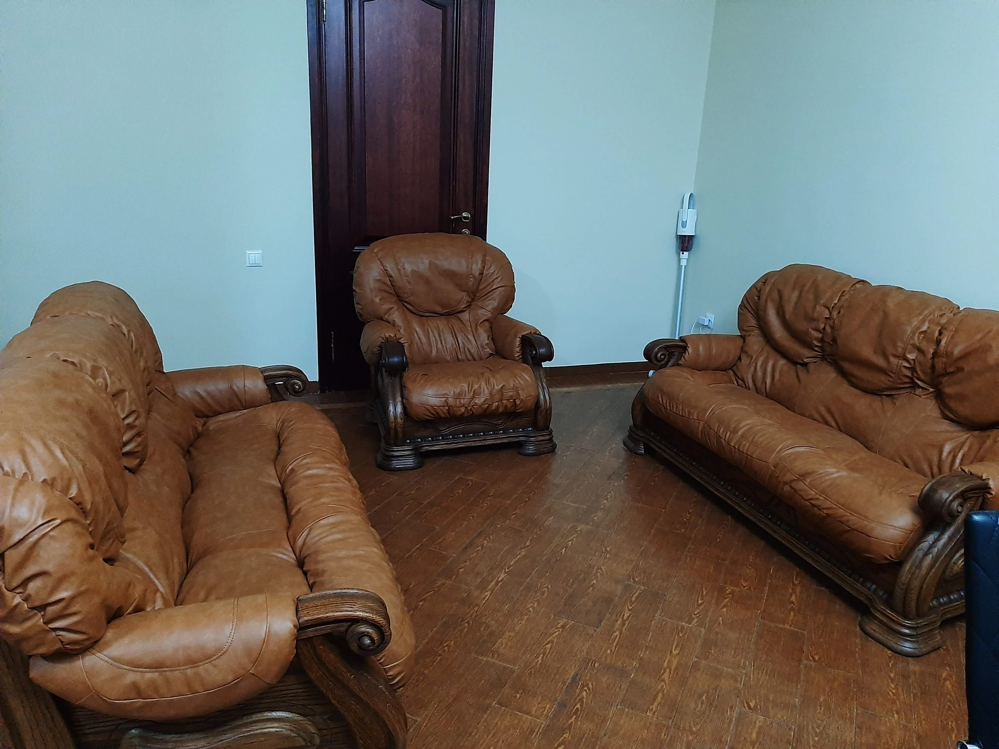 S&I ტყავის ავეჯის კომპლექტი Israelyan Atelier-ის მიერ რესტავრაციის შემდეგ