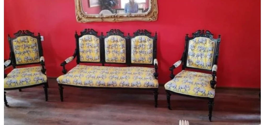 ვინტაჟური რბილი ავეჯის კომპლექტი Israelyan Atelier-ის მიერ რესტავრაციის შემდეგ